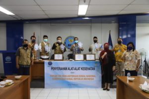 Penyerahan Bantuan Alat APD & Bahan Penunjang Kesehatan dari Forum CSR Kemensos RI Penyerahan Bantuan Alat APD & Bahan Penunjang Kesehatan dari Forum CSR Kemensos RI