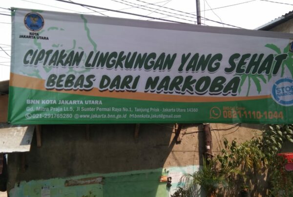 Pemasangan Spanduk Bahaya Narkoba BNN Kota Jakarta Utara di Lingkungan Masyarakat Pademangan Kota Administrasi Jakarta Utara