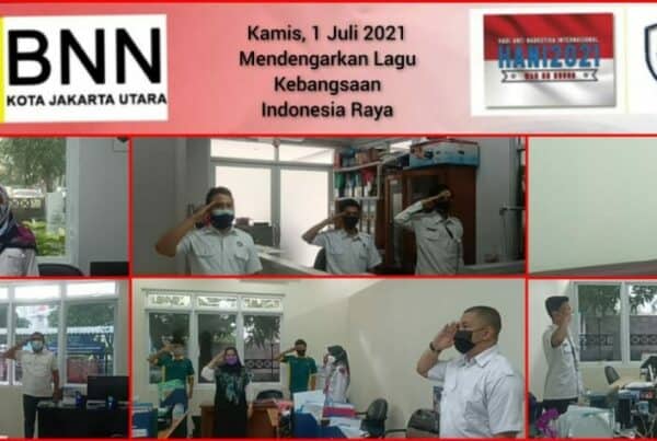 Mendengarkan Lagu Kebangsaan Indonesia Raya Mendengarkan Lagu Kebangsaan Indonesia Raya