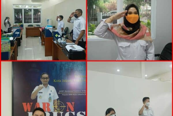 Mendengarkan Lagu Kebangsaan Indonesia Raya Mendengarkan Lagu Kebangsaan Indonesia Raya
